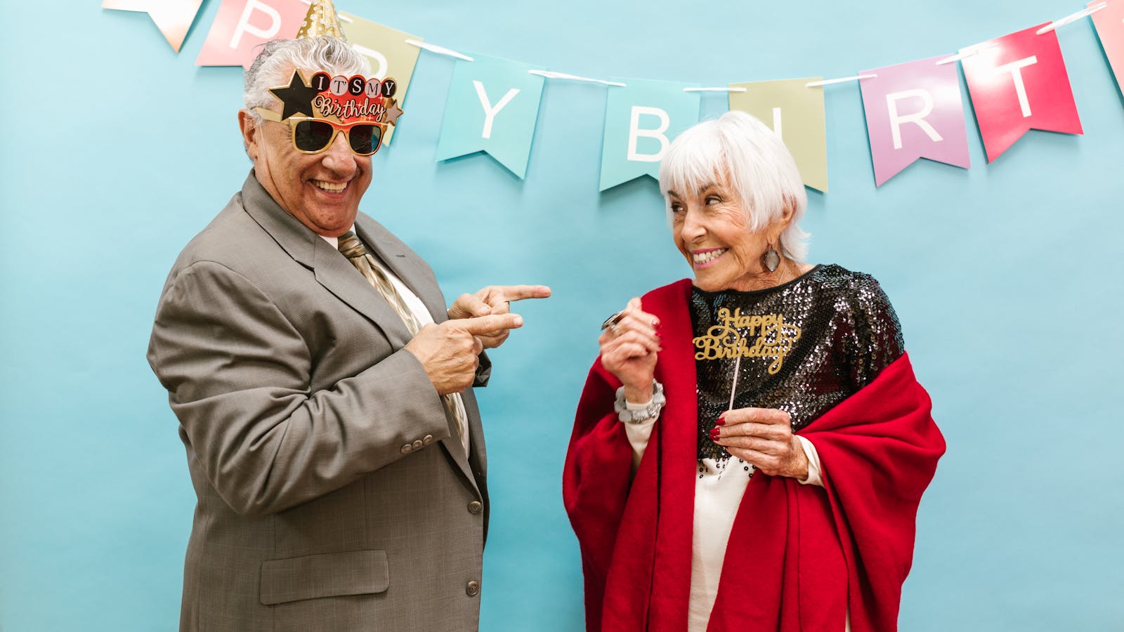 Pareja mayor celebrando un cumpleaños número 65, representando la inscripción en Medicare en Florida