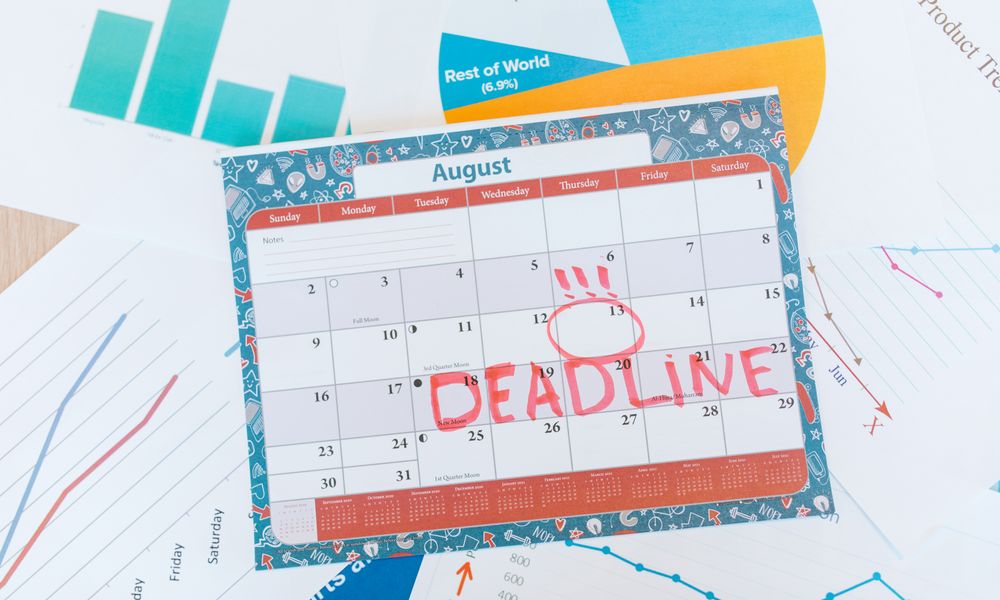 Calendario de escritorio con una fecha límite marcada en rojo, simbolizando el período de inscripción abierta del ACA más corto para 2027