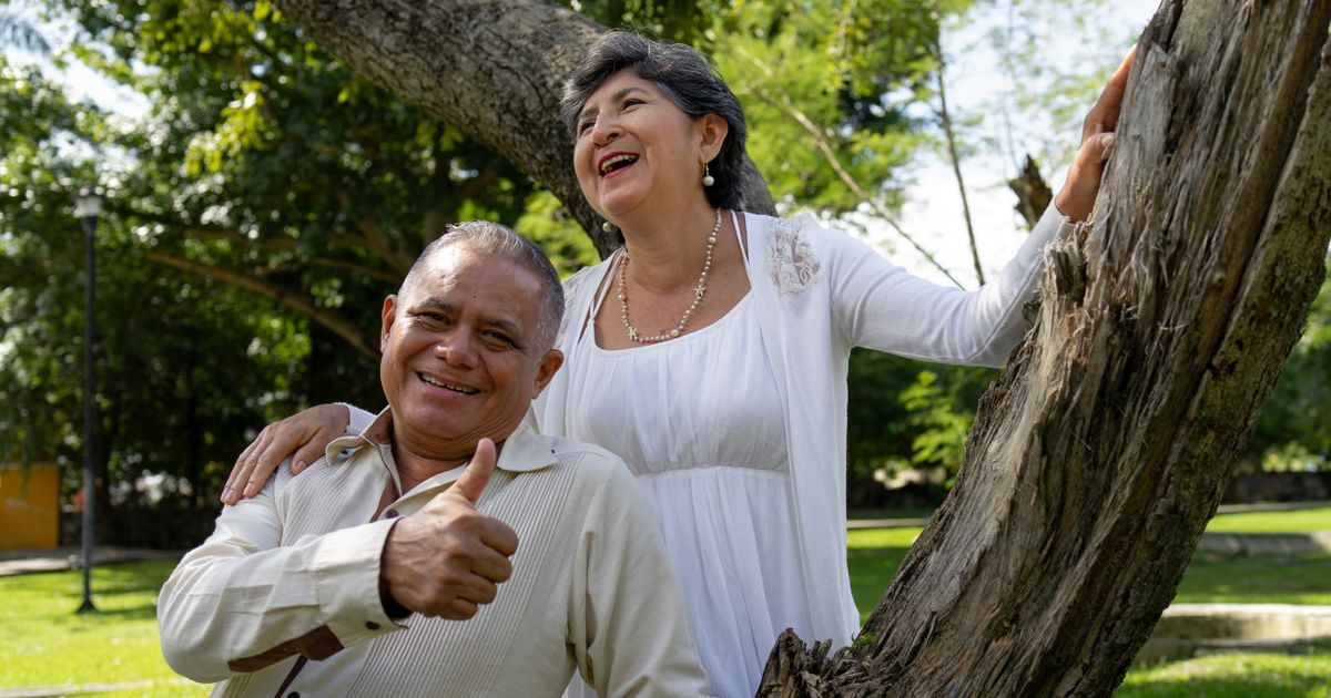 Pareja de adultos mayores feliz en Florida comparando Medicare Advantage y Medicare Original en 2026
