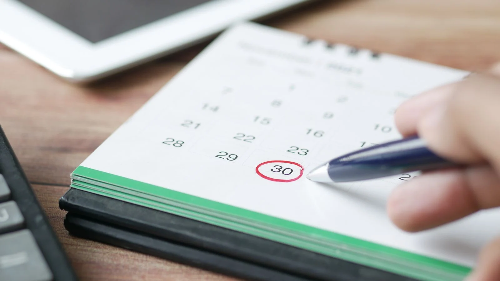 Hand marking December 15 on a calendar, the shortened 2027 ACA open enrollment deadline in Florida