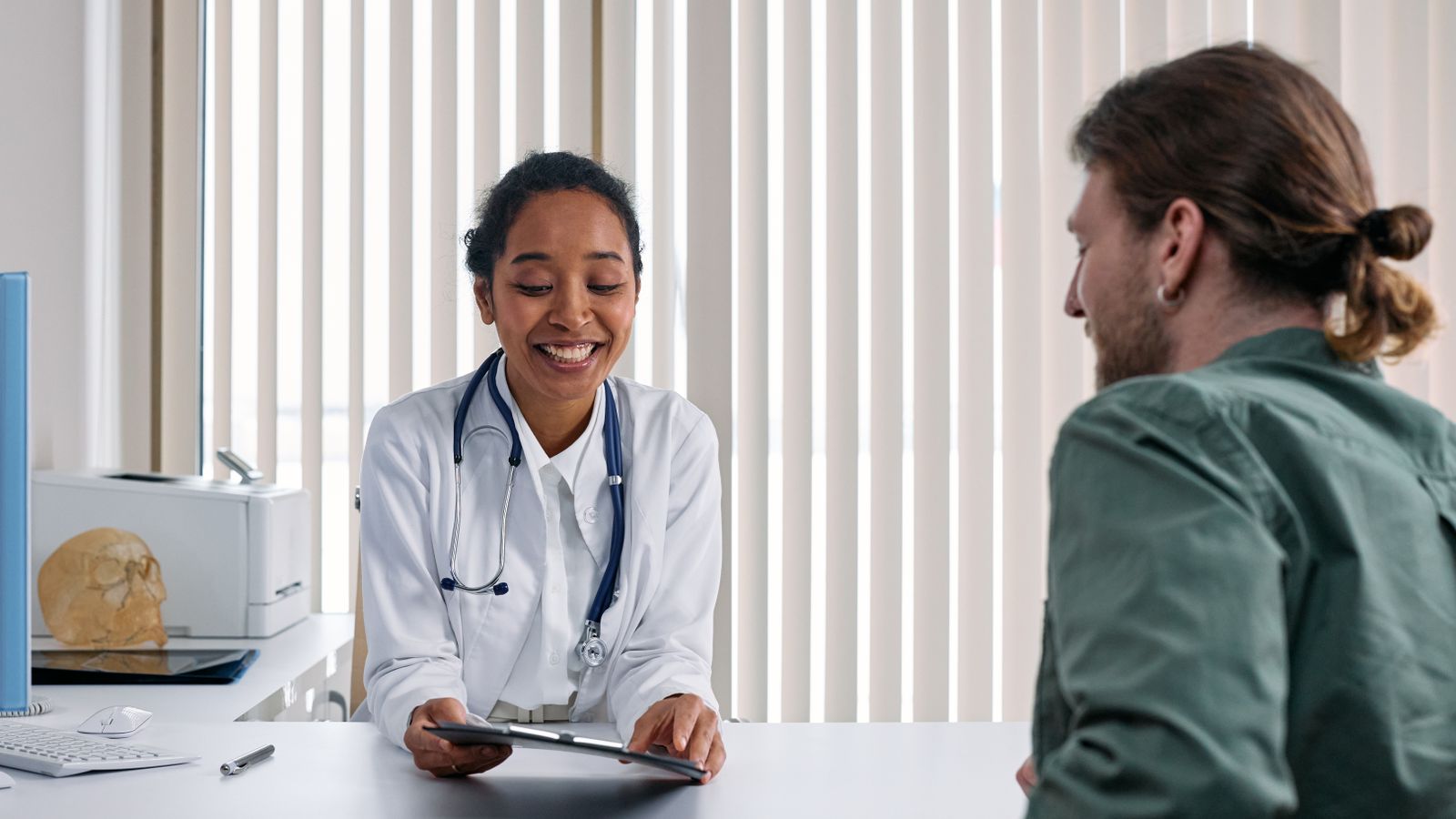 Medico conversando con un paciente adulto mayor sobre la elegibilidad para el programa Medicare GLP-1 Bridge
